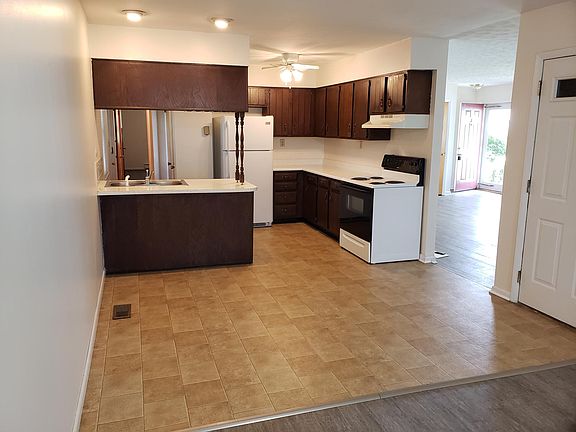 5th image of 410 Brown St