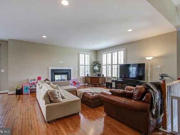 3rd image of 129 Anthem Ave