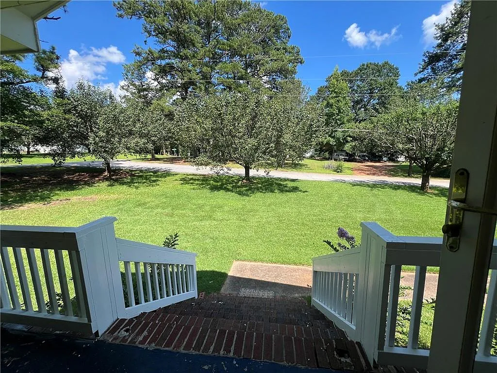 3 bed, 2.5 bath, 2100 sqft, $1,900 — Photo 2