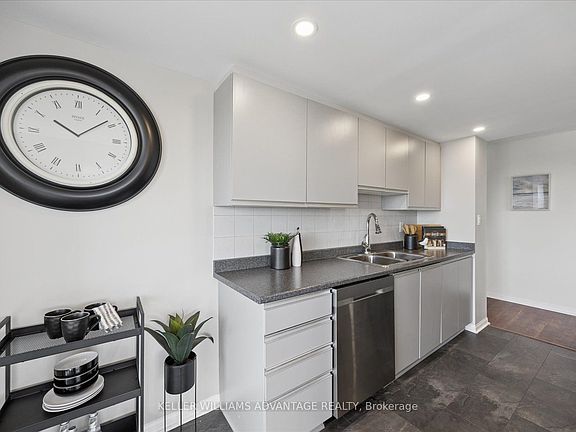 5th image of 712 Rossland Rd E #903