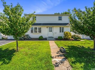 43 Ketchams Rd, Hicksville, NY 11801