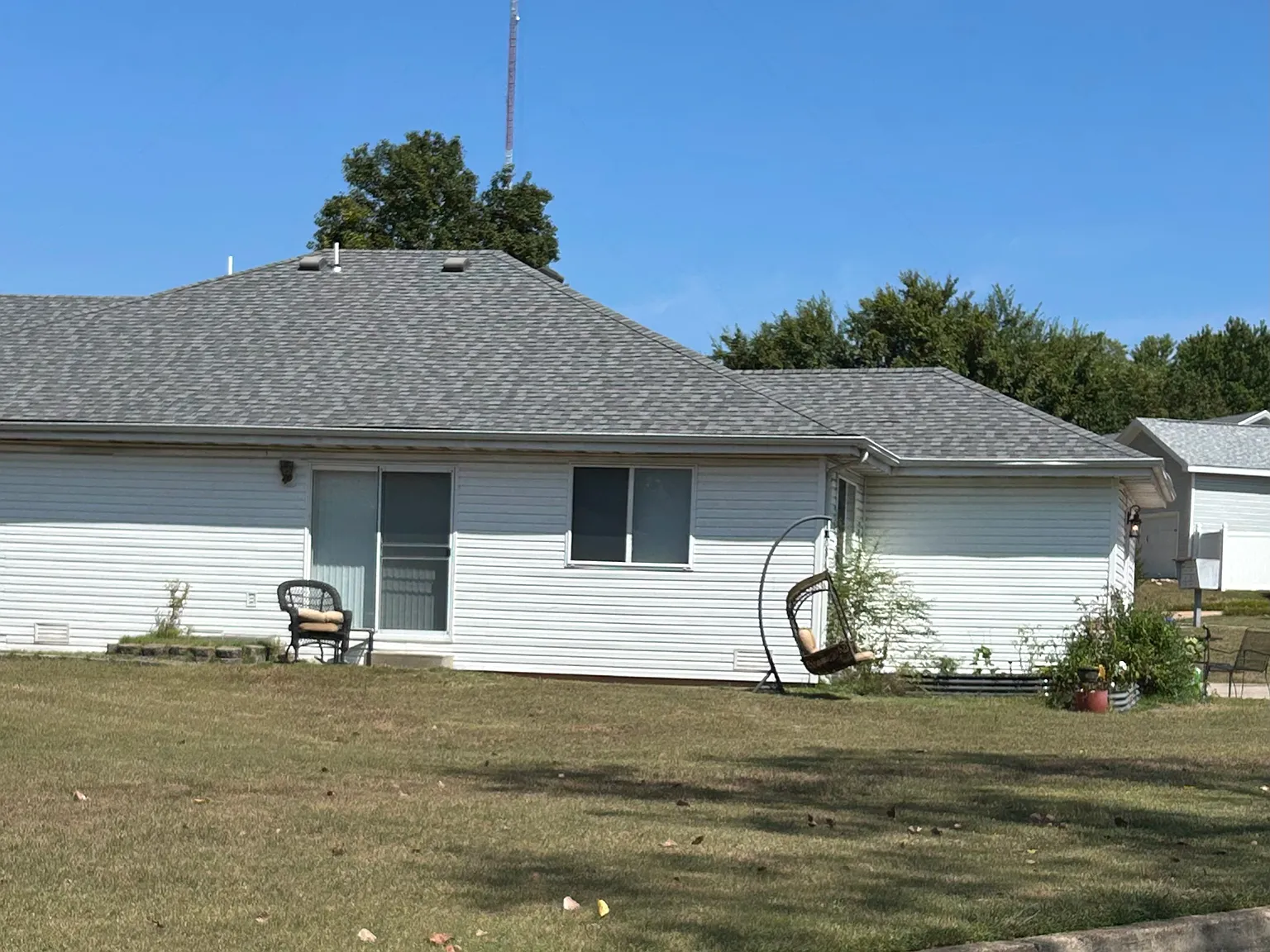 2 bed, 1.5 bath, 1376 sqft, $1,100 — Photo 2