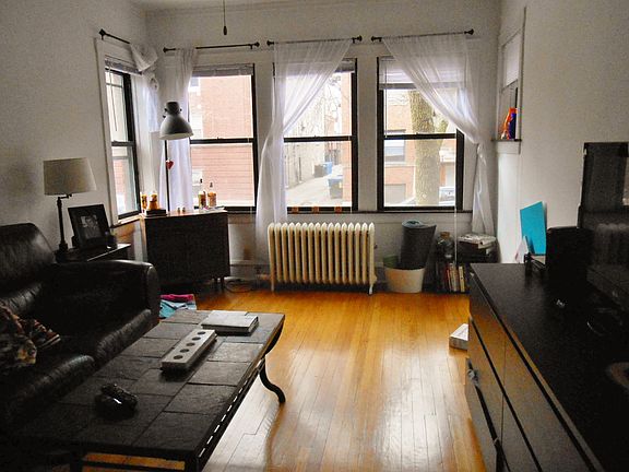 2nd image of 1448 W Cornelia Ave