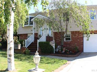 264 Linton Ave, Lindenhurst, NY 11757