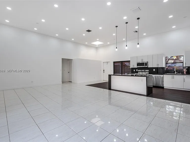 601 Leslie Dr — Photo 6