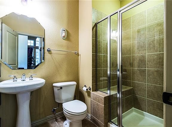 5th image of 807 Stowe Ln
