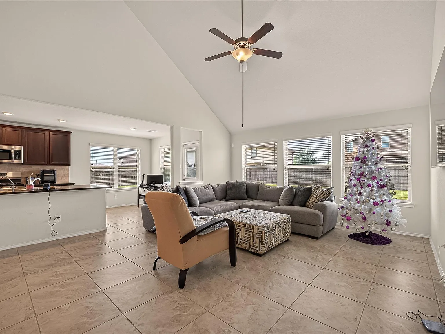 3 bed, 2.5 bath, 1998 sqft, $2,400 — Photo 2