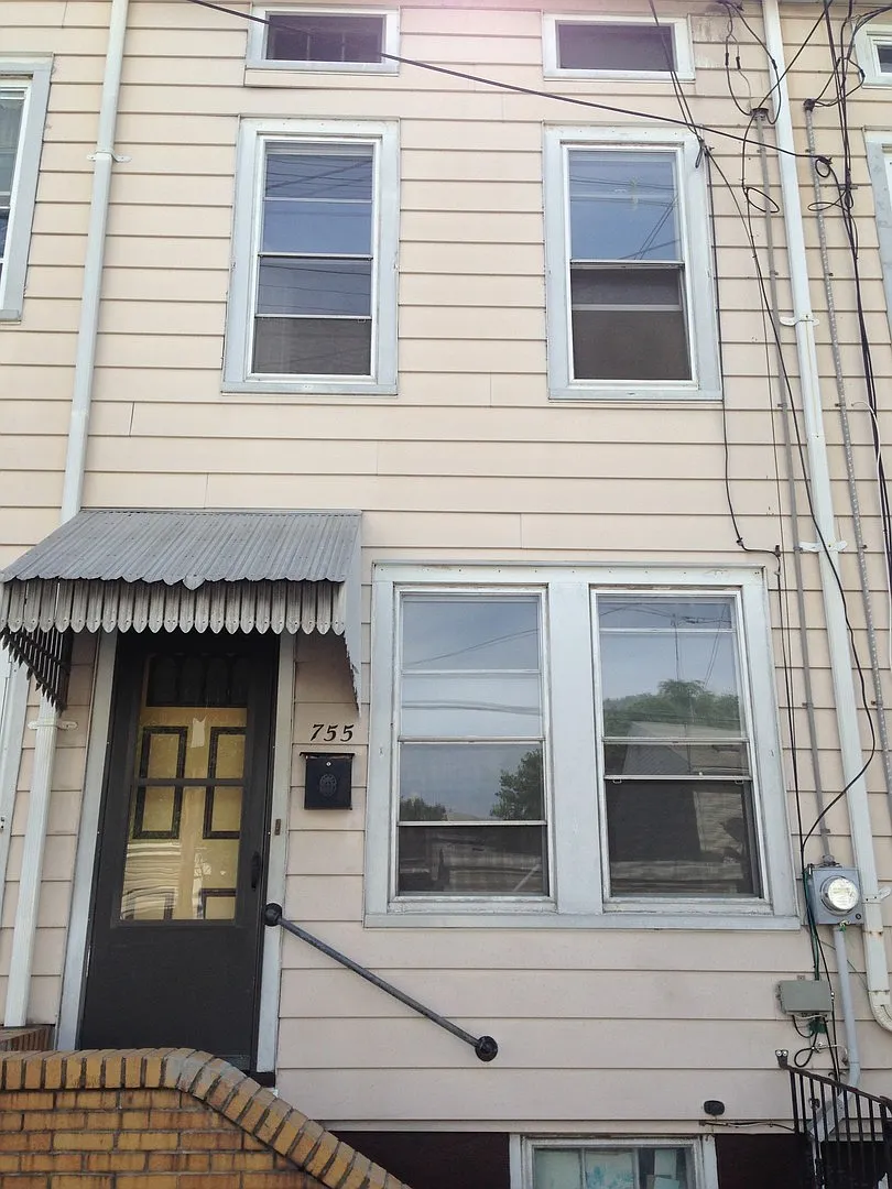 Great Home!! Spacious Living Area! Back Yard and Deck! Washer/Dryer Hook-Ups! — Photo 1