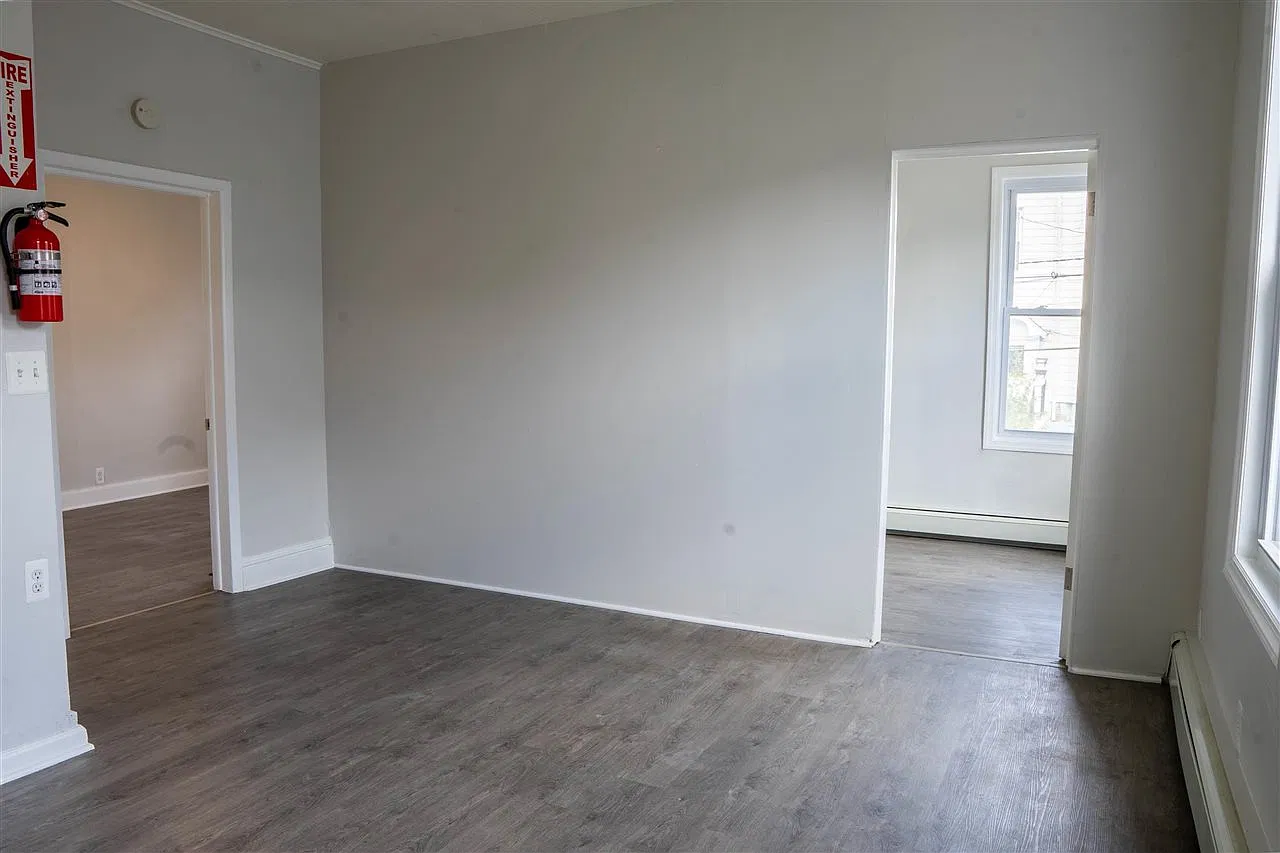 3 bed, 1.0 bath, 2000 sqft, $2,500 — Photo 4