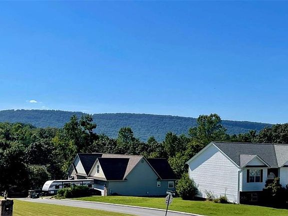 5th image of 301 Hidden Oaks Dr
