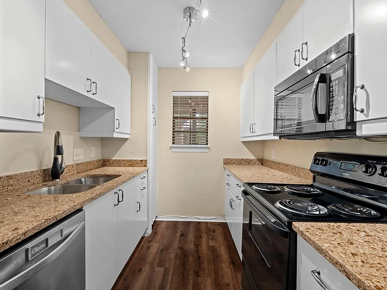 203 E 31st St #311 — Photo 6