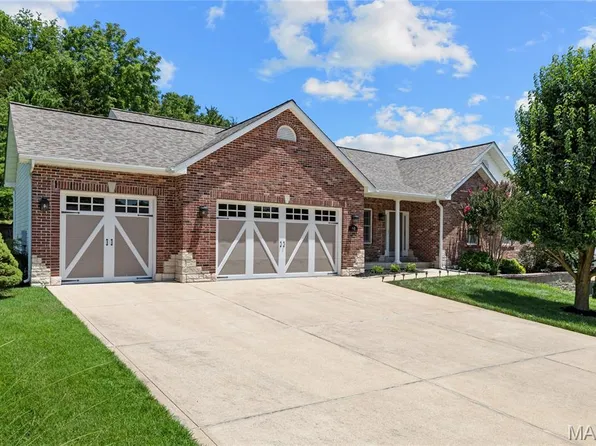 945 Huntington Chase, Fenton, MO 63026