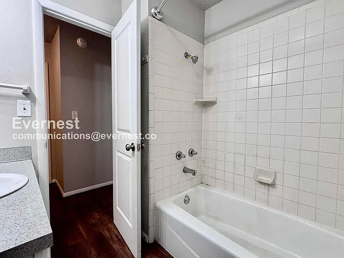 606 North Village Ave — Photo 17