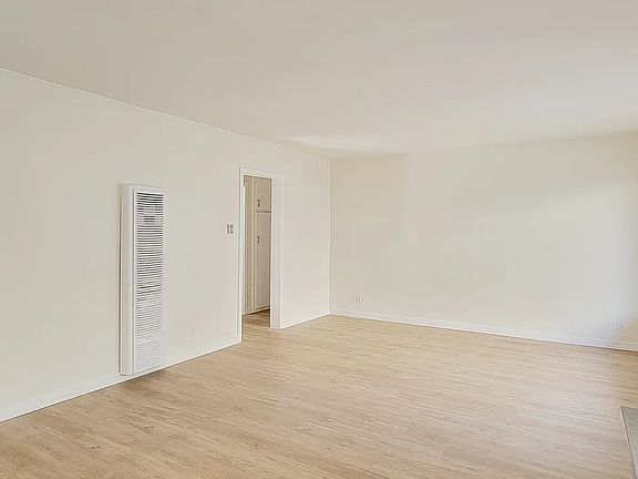 4th image of 506 Ocean Park Blvd APT 1