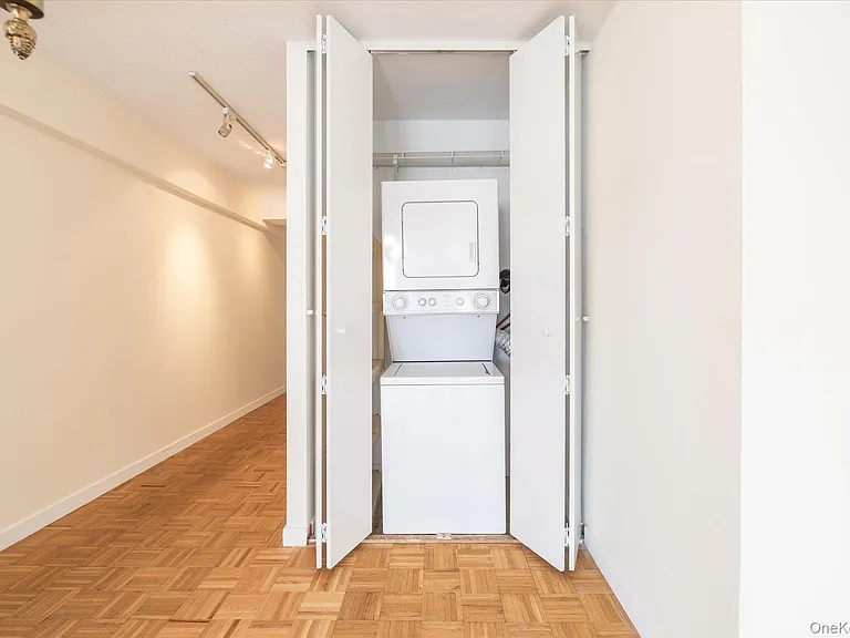 170 W Broadway #4H — Photo 14