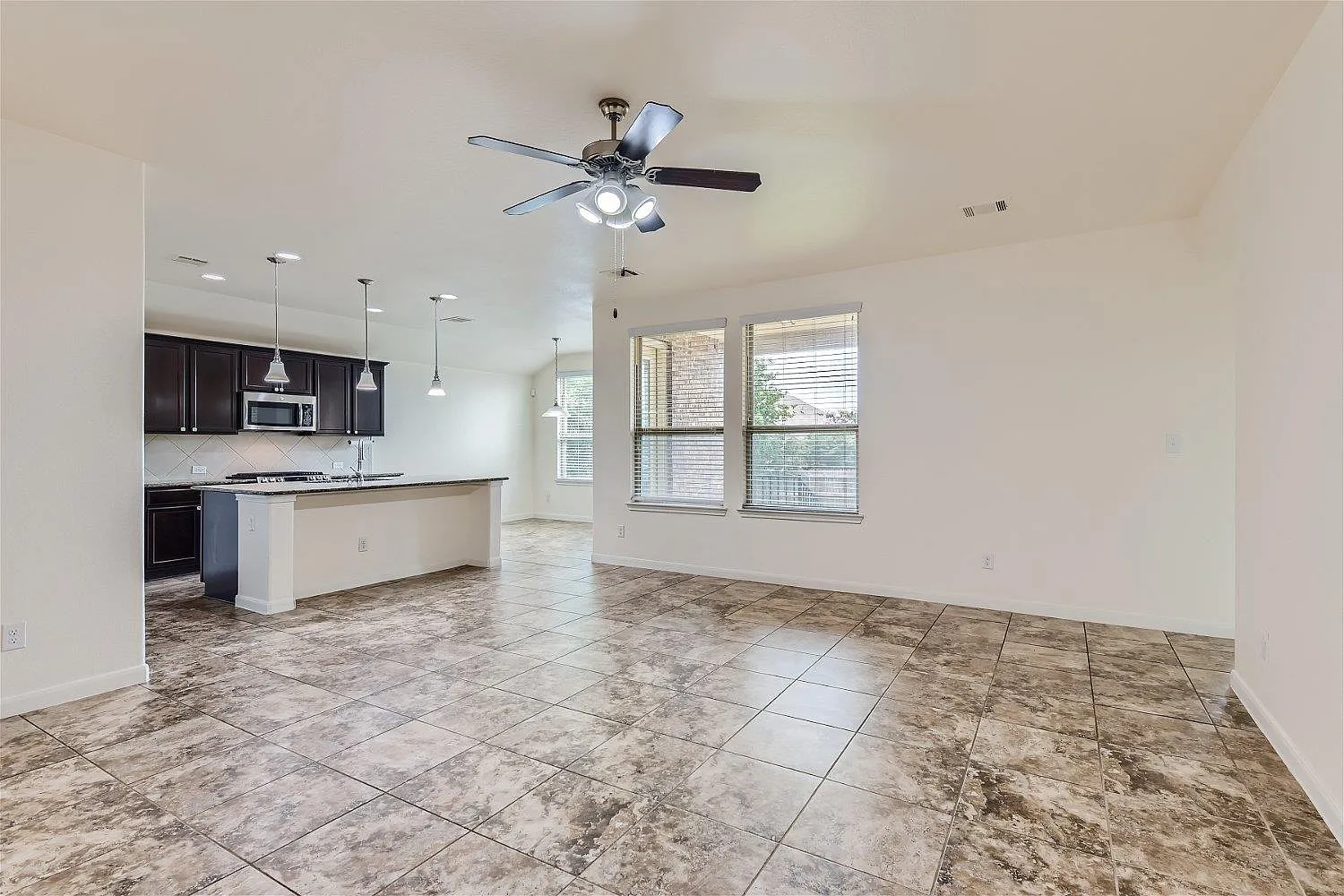 4 bed, 2.5 bath, 2118 sqft, $2,200 — Photo 2