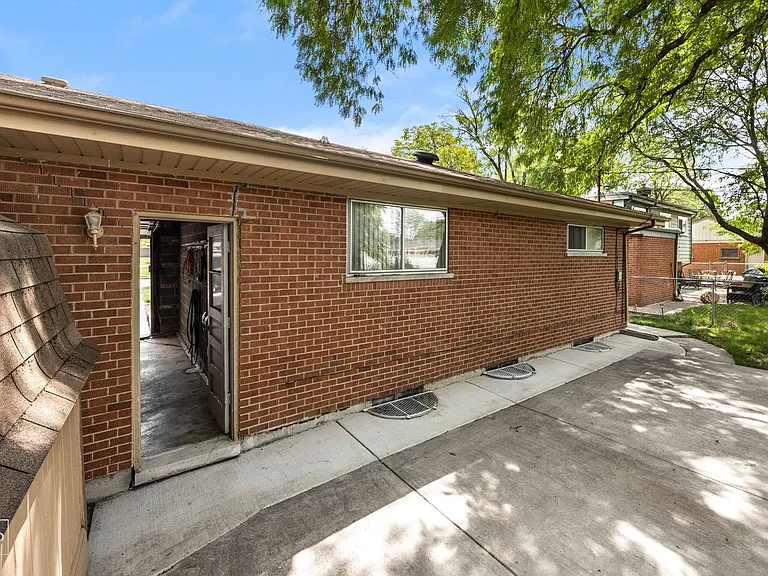 413 E Atwater Ave — Photo 50