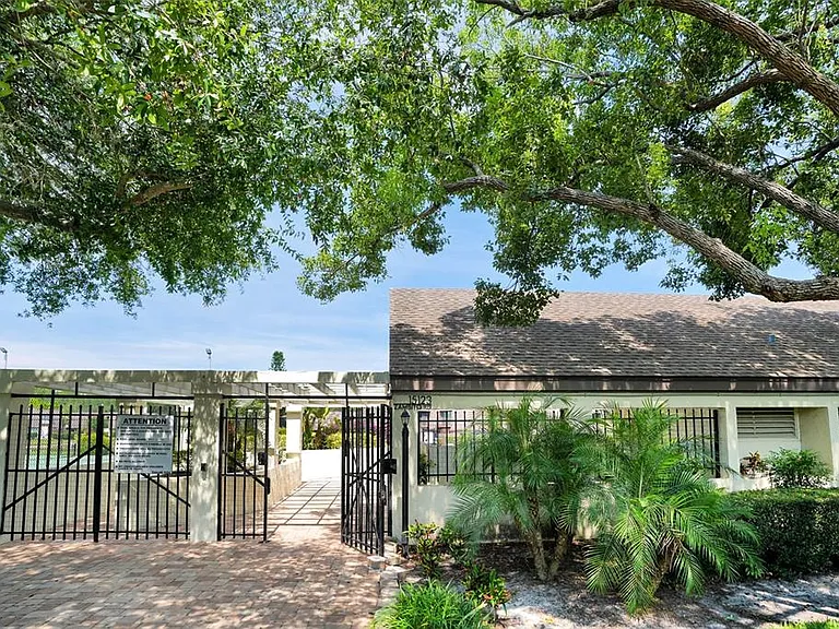 15217 W Pond Woods Dr — Photo 58
