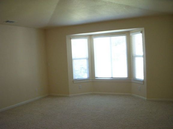 Living rm w/bay window