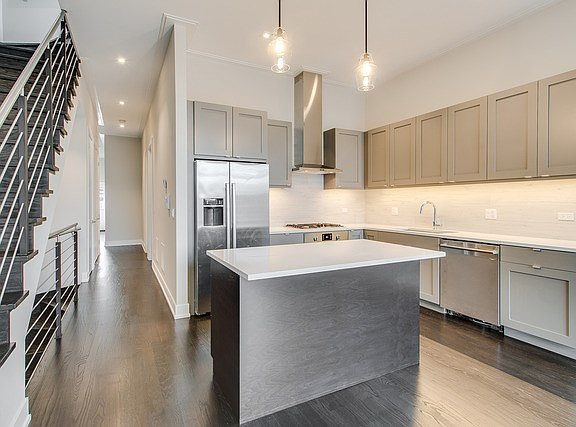 4th image of 827 N Hermitage Ave #3