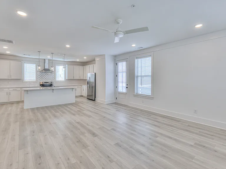 1589 Residences — Photo 23