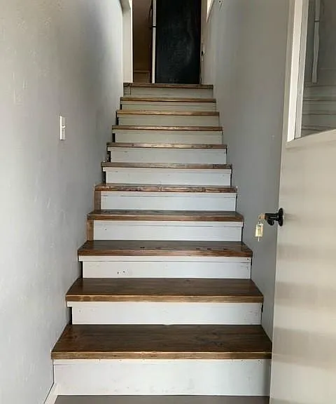 Entry stairway.