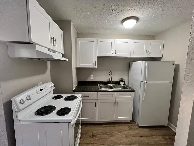 1186 Oregon Ave — Photo 2