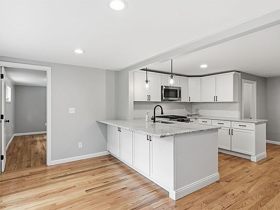 4th image of 208 N Elm St