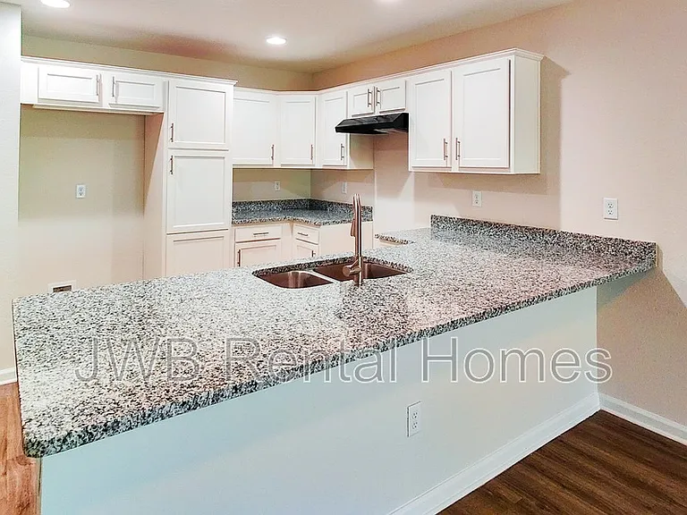 2815 Robert St — Photo 2