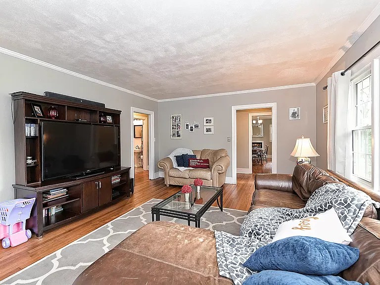 1118 Skyview Rd — Photo 3