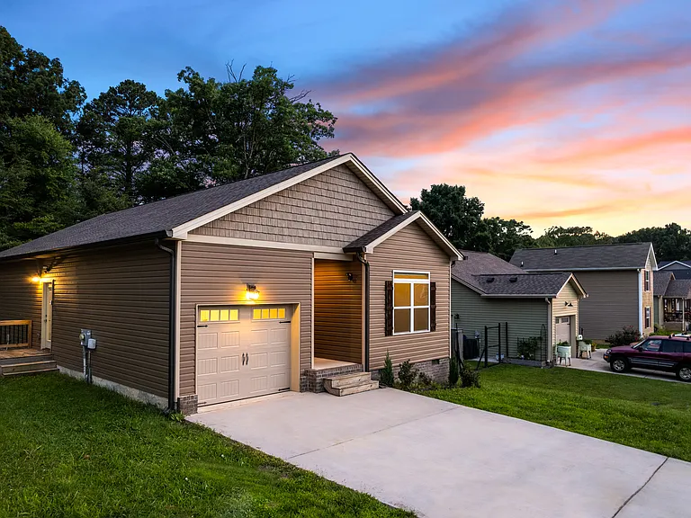 1610 Southern Heights Cir SE — Photo 2