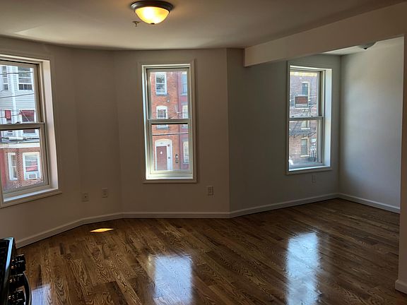 3rd image of 178 Renwick St APT 2