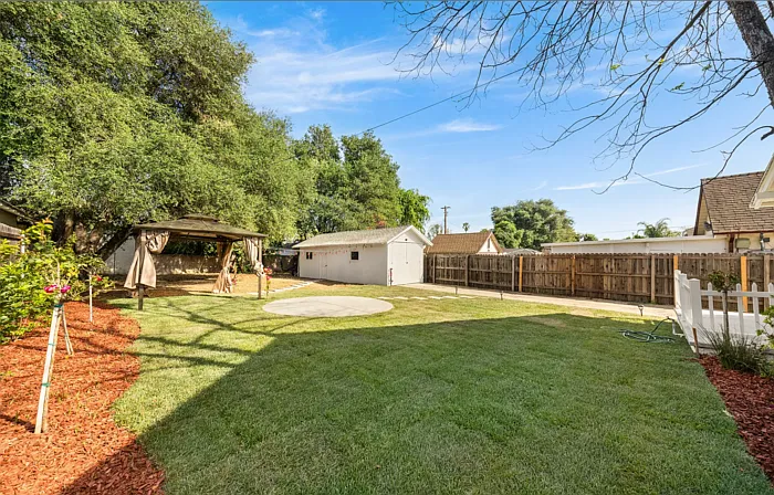 1166 N El Molino Ave — Photo 28