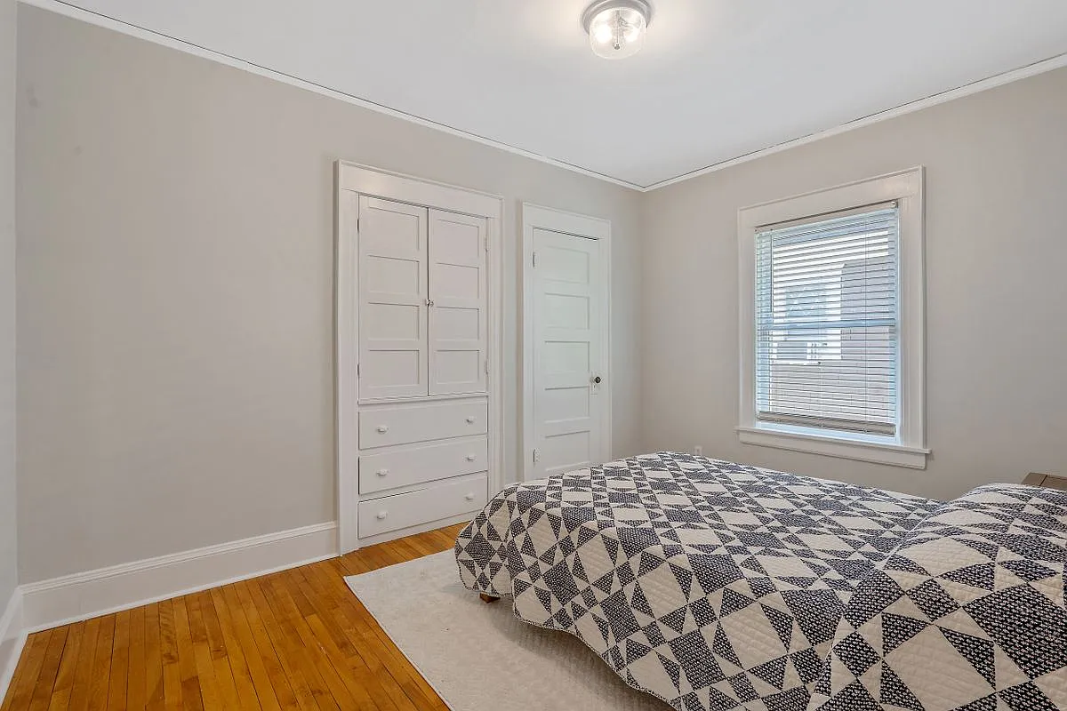 3 bed, 1.0 bath, 1326 sqft, $2,600 — Photo 2