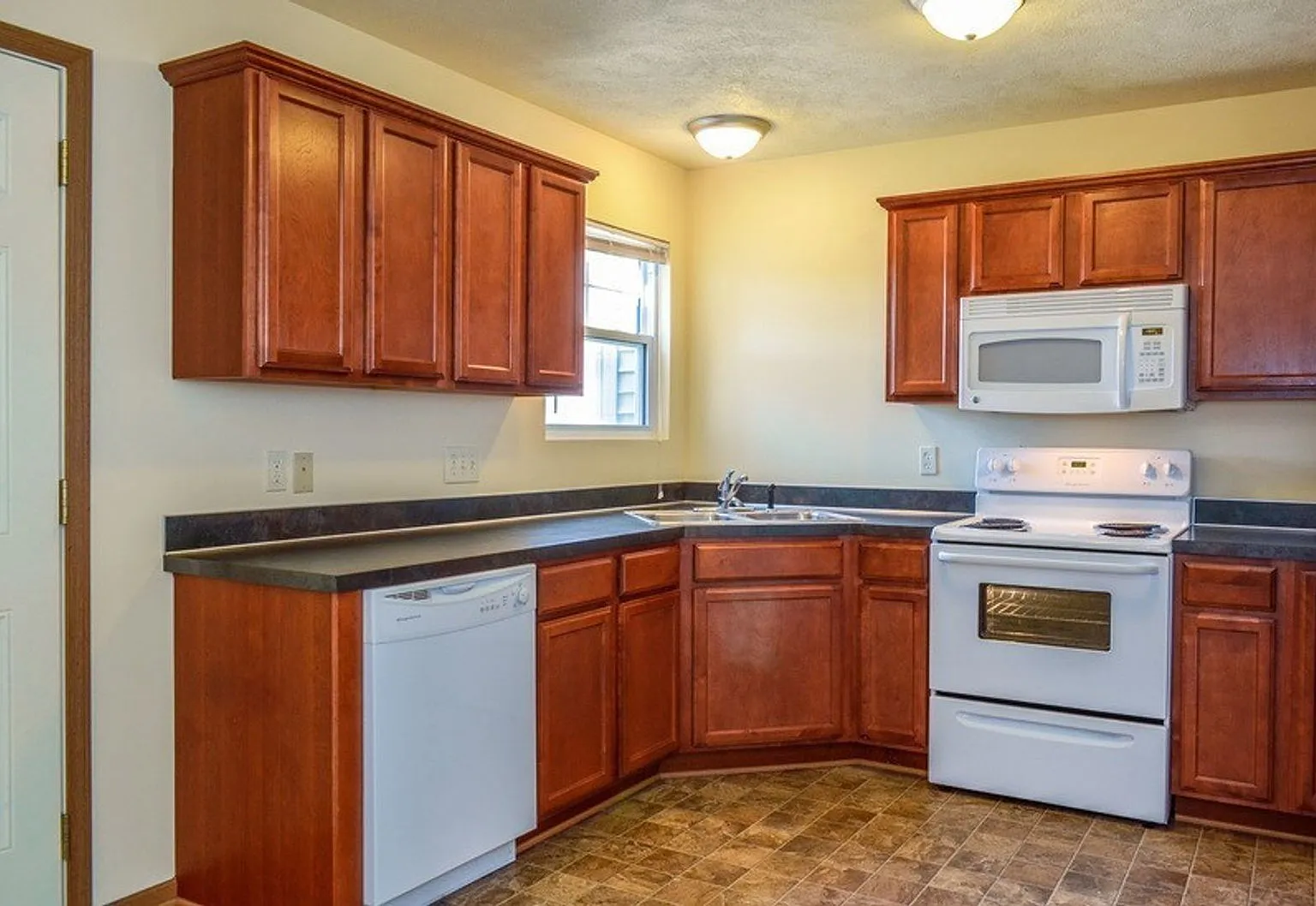 4 bed, 4.5 bath, 1900 sqft, $1,895 — Photo 3