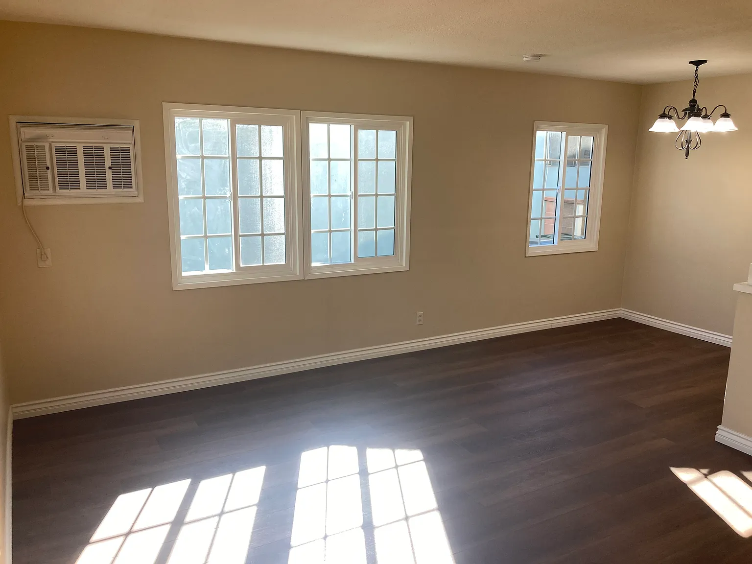 4 bed, 1.5 bath, 1600 sqft, $4,200 — Photo 3