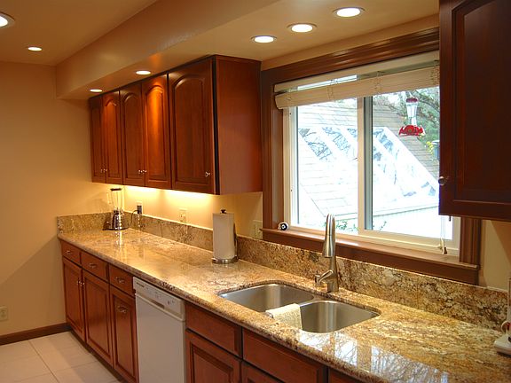 3rd image of 1085 Broadmoor Dr