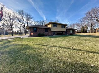 15 Navajo Ct, Oswego, IL 60543