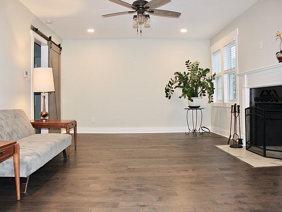 3rd image of 3145 Fountain Park Blvd