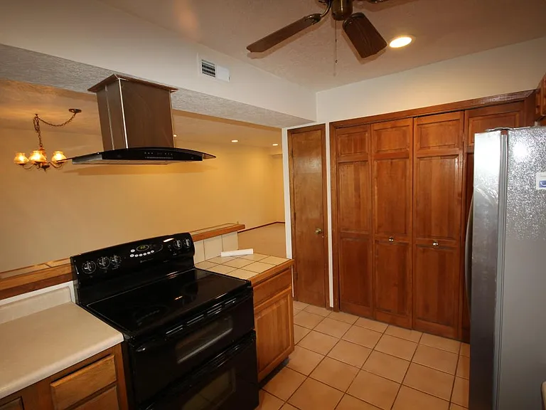 460 Oppenheimer Dr — Photo 17