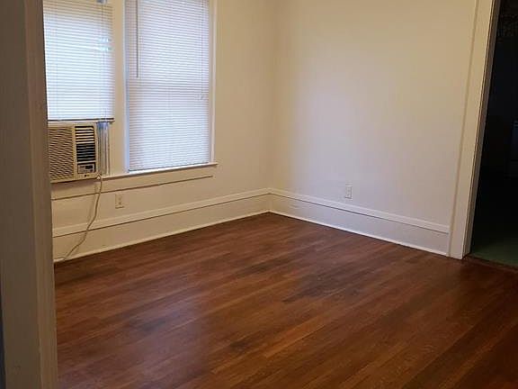 3rd image of 1028 N Beckley Ave