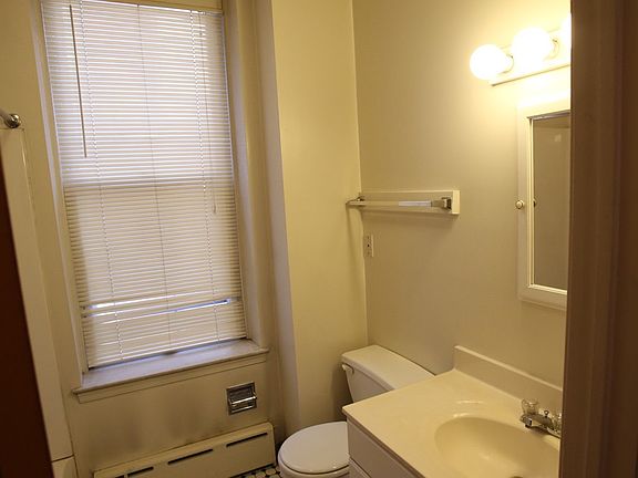 5th image of 1532 Green St APT 1R