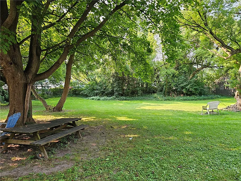 105 Sherman Pkwy — Photo 4
