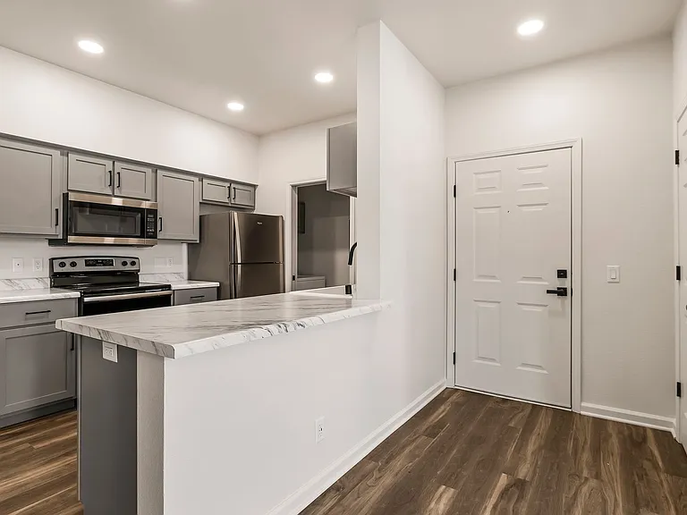 Sterling Oaks Luxury Apartments — Photo 17