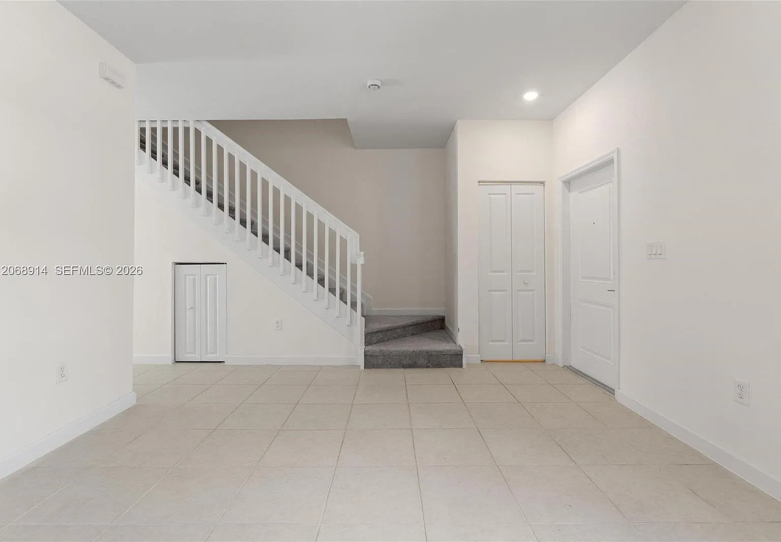 3 bed, 2.5 bath, 1300 sqft, $2,400 — Photo 2