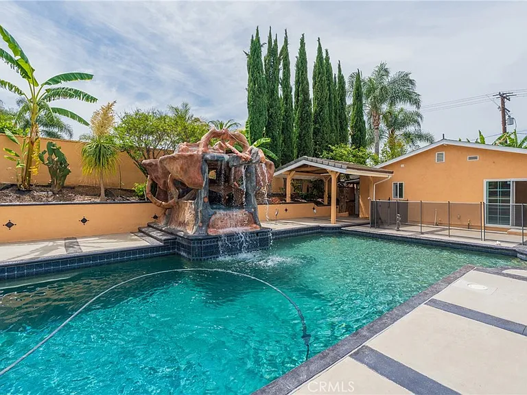 5562 Highland Ave — Photo 9