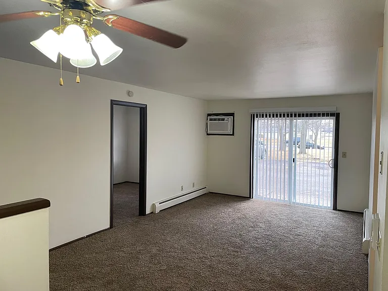 Colony Court Apartments — Photo 14