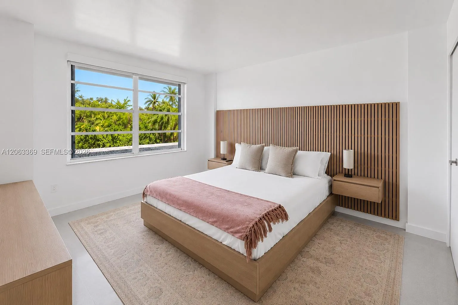 Commodore Club West Condo — Photo 4
