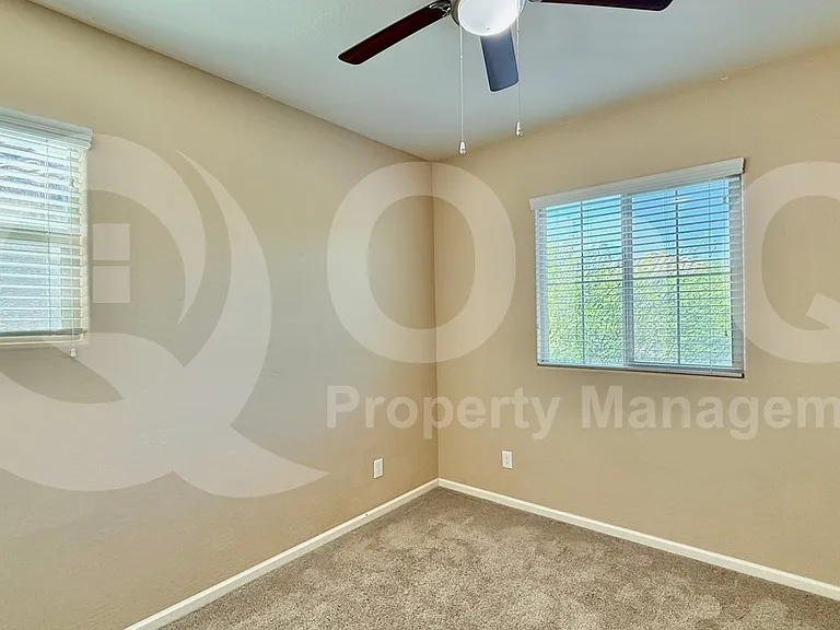 3739 E Trinity Ln — Photo 15