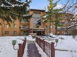 7502 Farmingdale Dr APT 206, Darien, IL 60561